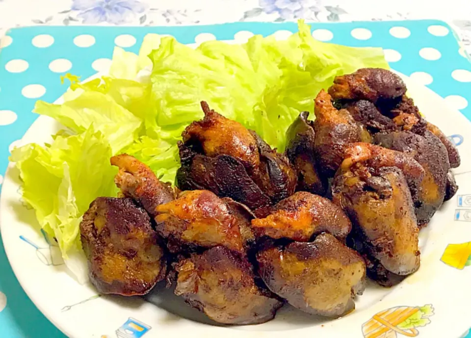 トロピカル鶏の肝臓と心臓揚げ - Fried chicken liver and heart on salad 😋❤️✨|Liezlさん