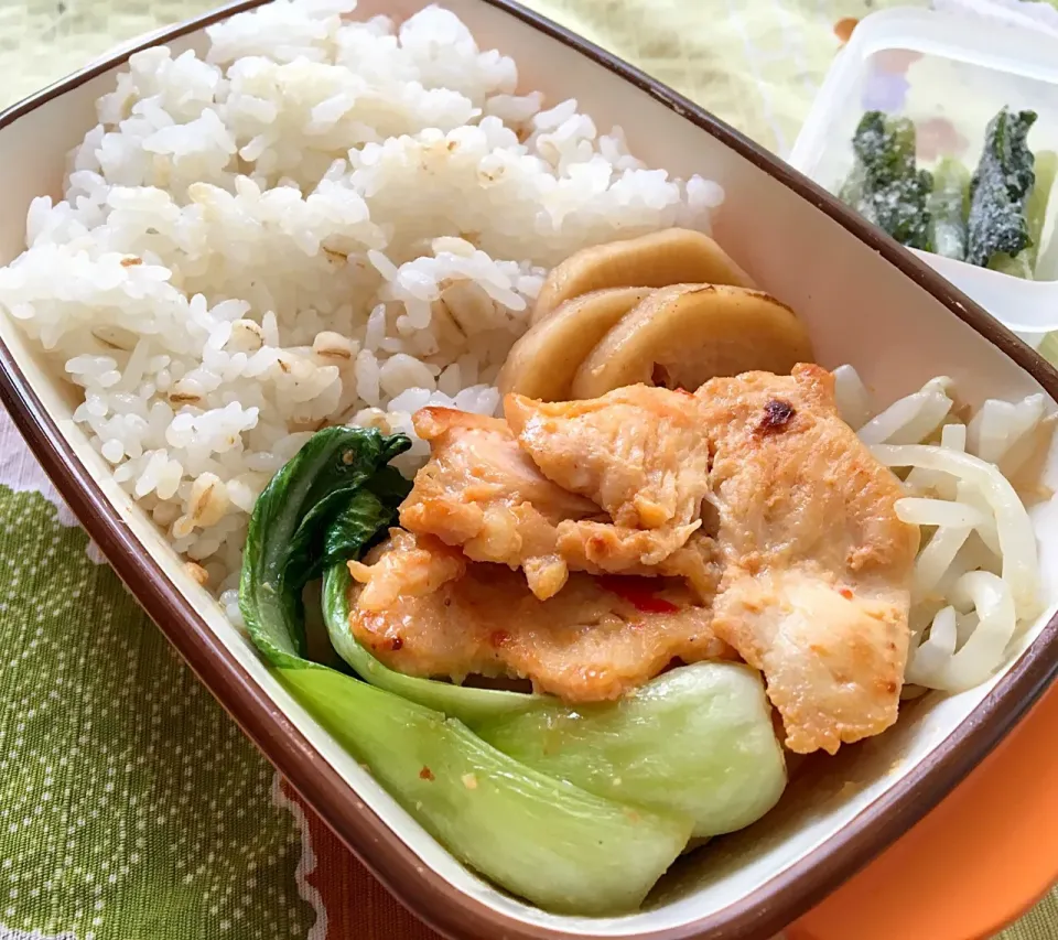 単身赴任の昼ごはん🔅🔆
🍱鶏の味噌漬焼き弁当🍴
鶏のみそ漬焼き
青梗菜炒め
もやしナムル
大根きんぴら
麦ご飯
野沢菜漬|ぽんたさん