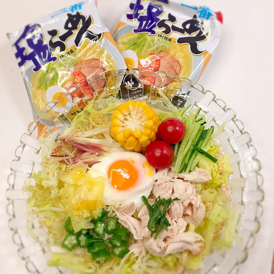 サッポロ一番塩ラーメンに #たまご と#トウモロコシ と#ミョウガ と#レタス と #ササミ と#プチトマト と#シソ と#シソ
と #きゅうり と#オクラ と#塩レモン をトッピング
#サッポロ一番 
#夏は冷やしてサッポロ一番 
#夏は冷やしてサッポロ一番塩ラーメン 
#塩ラーメン|ふじもとさん