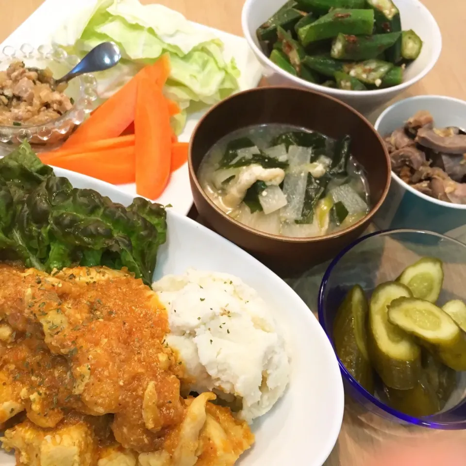 ＊鶏胸肉のトマトカレー煮
＊和風肉味噌添え野菜
＊大根とワカメのみそ汁
＊砂肝ポン酢
＊オクラのかつお和え
＊おみや！すっぱいきゅうり漬け

#古川家ごはん #古川家 #料理研究一家 #手作り #青森県産|料理研究一家「古川家」さん