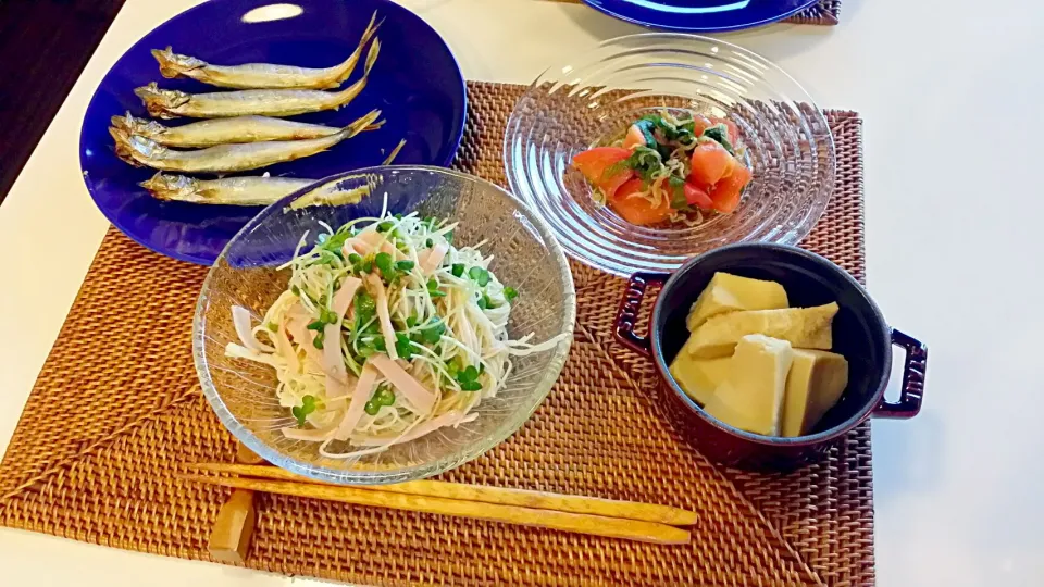 Snapdishの料理写真:今日の夕食　塩麹そうめん、ししゃも、トマトと大葉の和え物、高野豆腐の煮物|pinknari🐰🌈さん