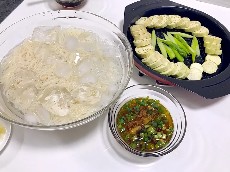 Snapdishの料理写真:そーめんと焼き茄子&アスパラ😋|Shinichi Kawagoeさん