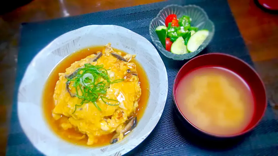 Snapdishの料理写真:タコ飯天津飯、ホタテの味噌汁、キュウリオクラトマトのごま油あえ|gerbertさん