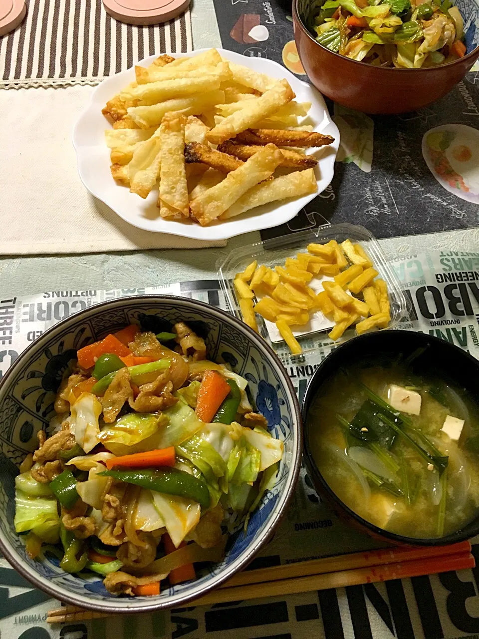 Snapdishの料理写真:焼肉丼、餃子の皮チーズ巻き揚げ、味噌汁(玉ねぎ、豆腐、ほうれん草)♪|ライムさん