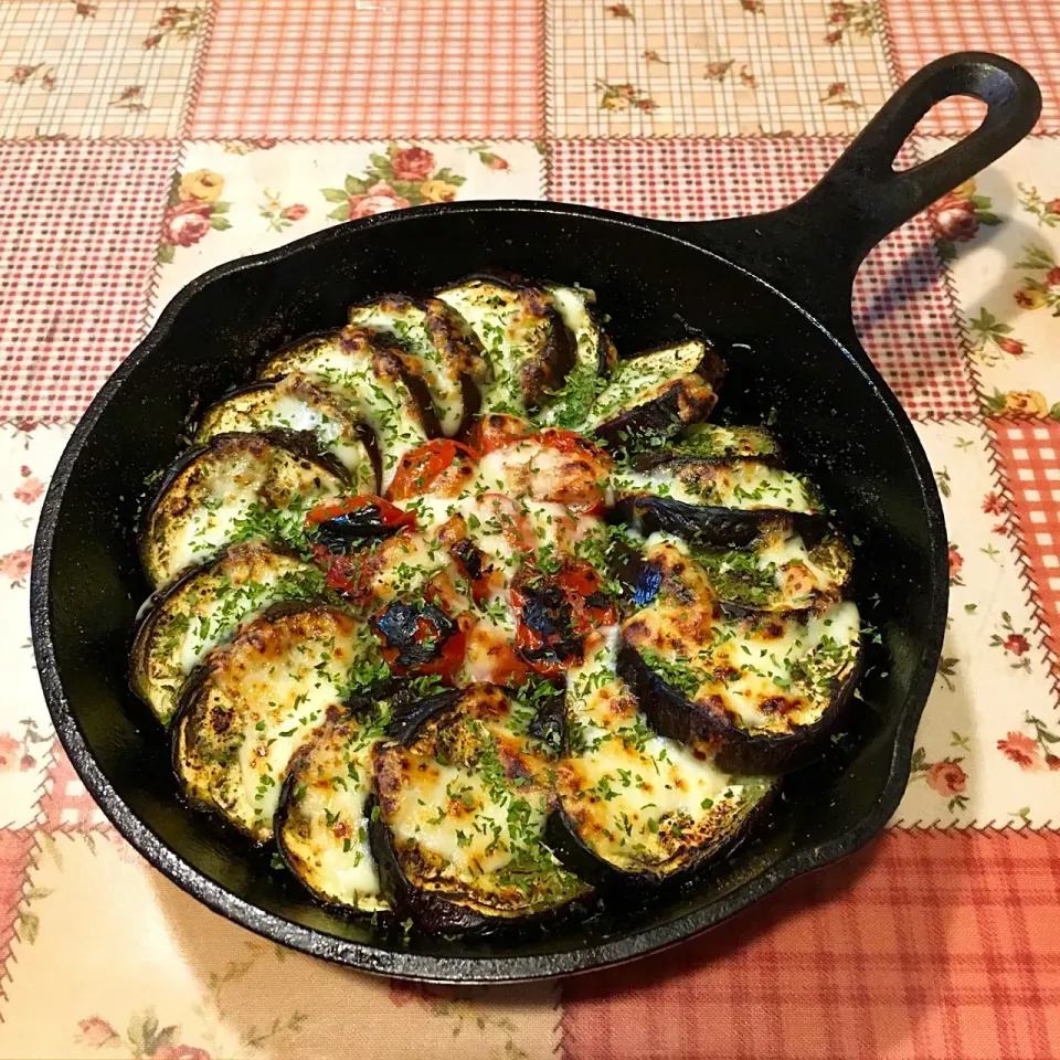 ロッジのスキレットde茄子とトマトのチーズ焼き🍳|＊ゆみしぼり＊さん