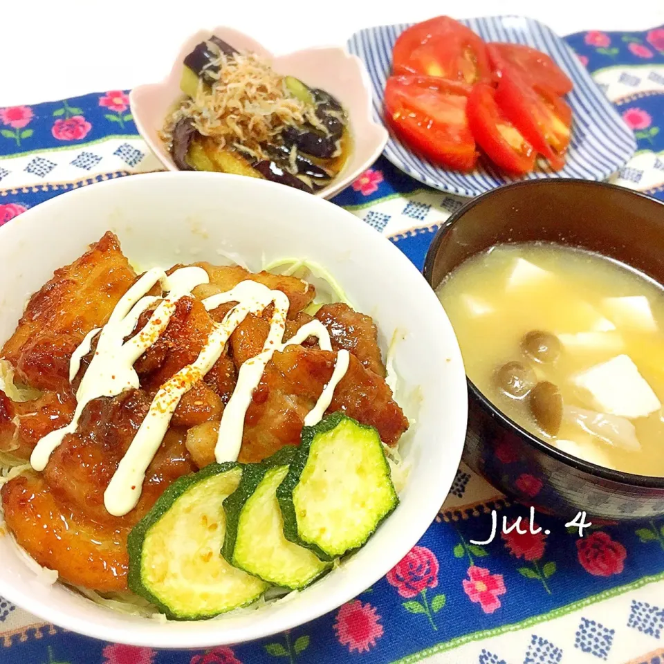 #豚バラブロックの甘辛炒め丼
#茄子の揚げ浸し #冷やし塩トマト
#しめじと白菜と豆腐のお味噌汁|rkt__momさん