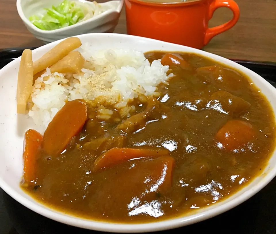 単身赴任の晩ごはん🌙.*·̩͙             やはり、こうなるよな(๑•﹏•)         2日目のバリ辛カレー🍛 多分明日も･･･                                           コールスロー    もやしナムル       ワカメととろろ昆布のスープ|ぽんたさん