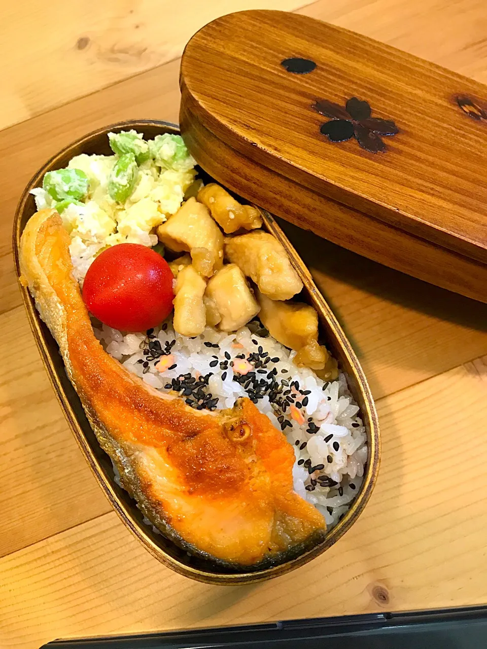 Snapdishの料理写真:パパたろ弁当

ふりかけごはん
鶏胸肉のピリ辛揚げ
ポテトサラダ
塩鮭
ミニトマト|ひななぎさん