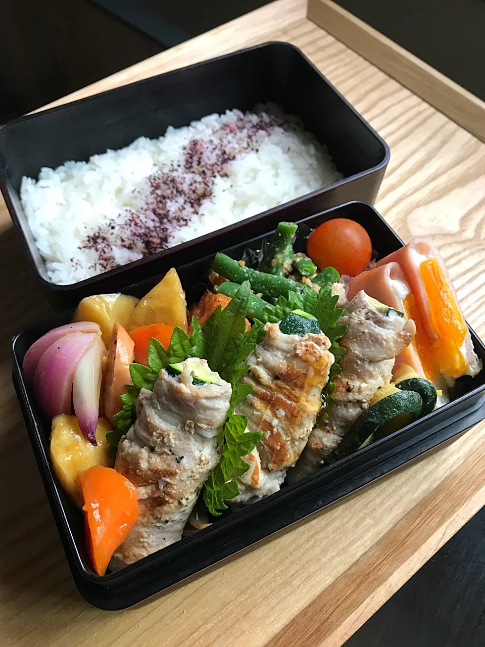 Snapdishの料理写真:ズッキーニの肉巻き弁当|二キィさん