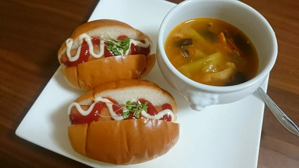 Snapdishの料理写真:ホットドッグ、スープ|アンジェさん