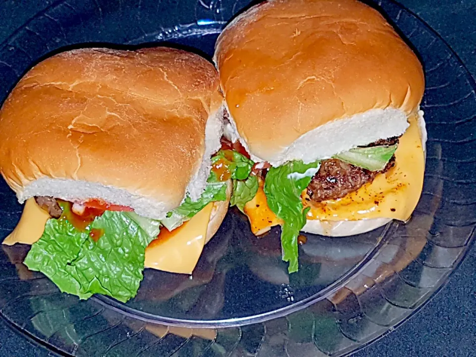 Homemade Barbecue Cheese Burgers.|Juan Simmsさん