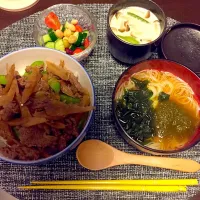 しぐれ煮丼と温素麺✨

#しぐれ煮 
#そうめん 
#豆サラダ 
#茶碗蒸し#エビ茶碗蒸し#卵料理#|maenanaさん