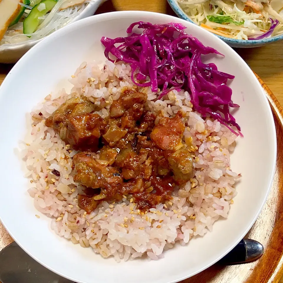 マッサマンカレーソースで 味付けされたチキンを ご飯の上にドン 紫キャベツのマリネと一緒に|yumyum😋さん