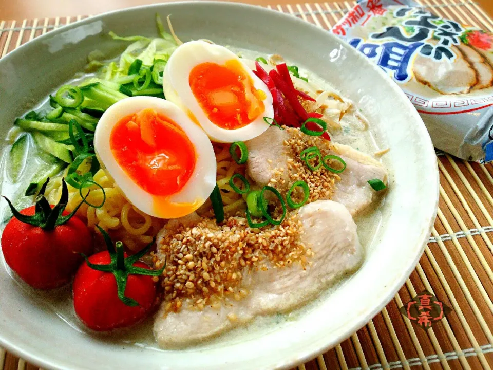 サッポロ一番冷やし塩とんこつラーメン🐷にめぐぴょん🐰のえきしお卵を添えて 🐣#夏は冷やしてサッポロ一番 #塩とんこつ味#ほぅやん大好きめぐぴょん🐰|真希さん