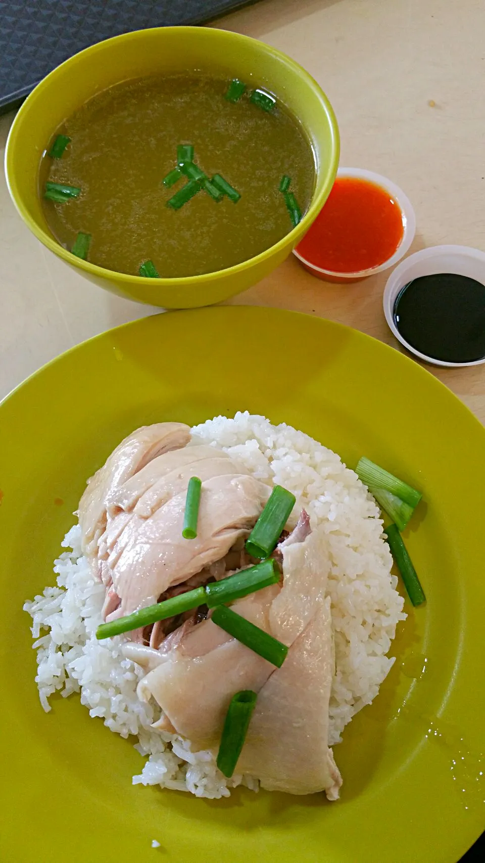 Famous chicken rice at Redhill Market 
Q for 30 mins 😅|🌷lynnlicious🌷さん