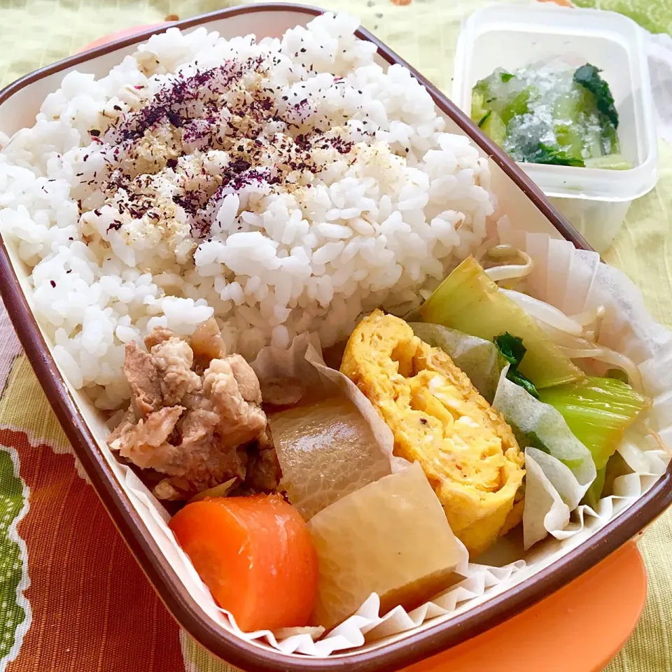 単身赴任の昼ごはん🔅🔆( •̤ᴗ•̤ )
🍱豚すじと大根の煮物弁当🍴
豚すじと大根の煮物
干しエビとすり胡麻の玉子焼き🥚
青梗菜炒め
もやしナムル
野沢菜漬
麦ご飯|ぽんたさん