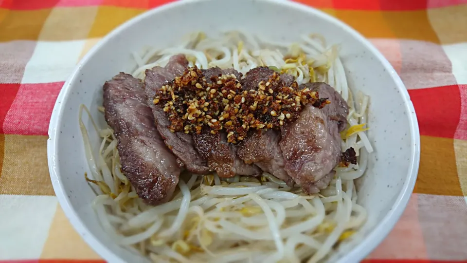 Snapdishの料理写真:ハネシタカルビのステーキ丼|よっしー(=^ェ^=)さん