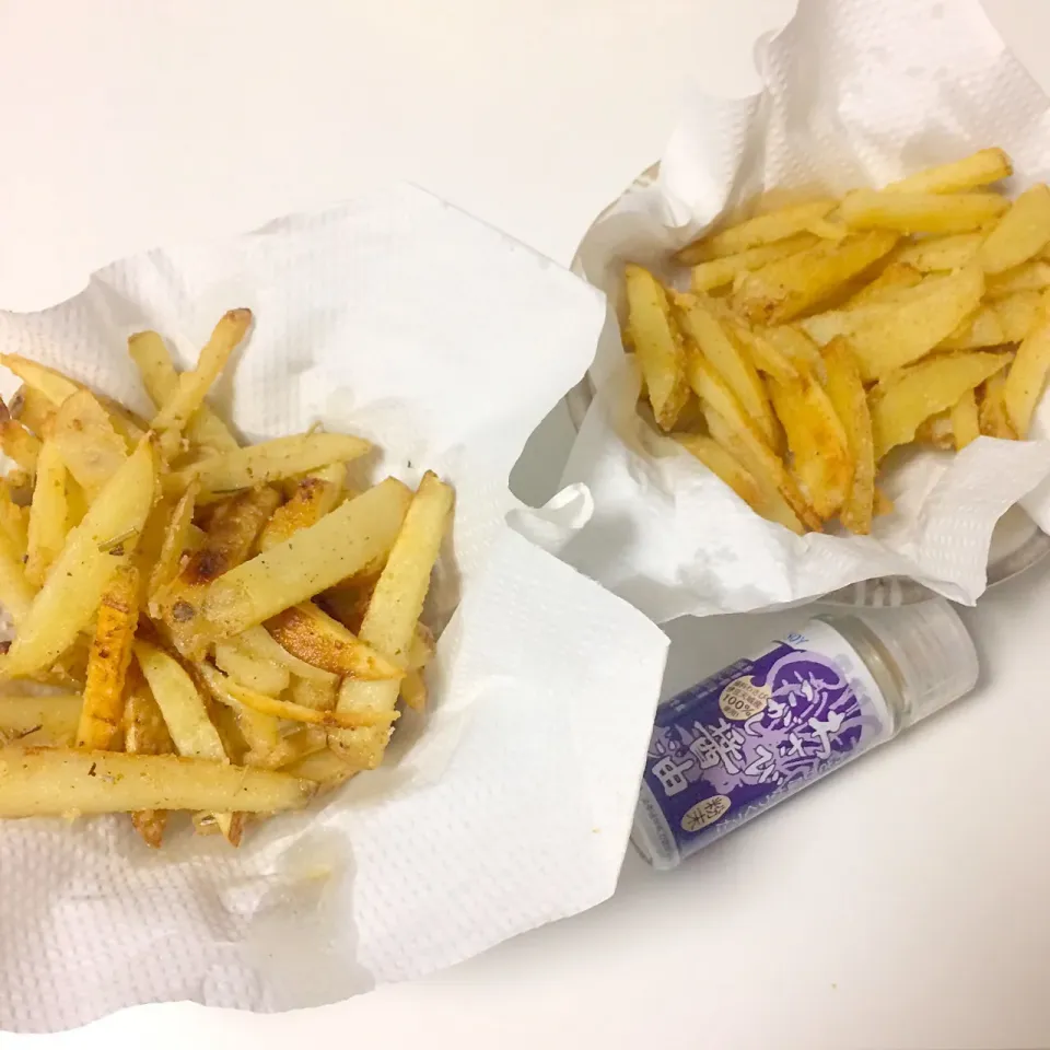 #フライドポテト 🍟
#焦がし醤油のわさび塩 と
#ローズマリー塩|Ｍako☺︎さん