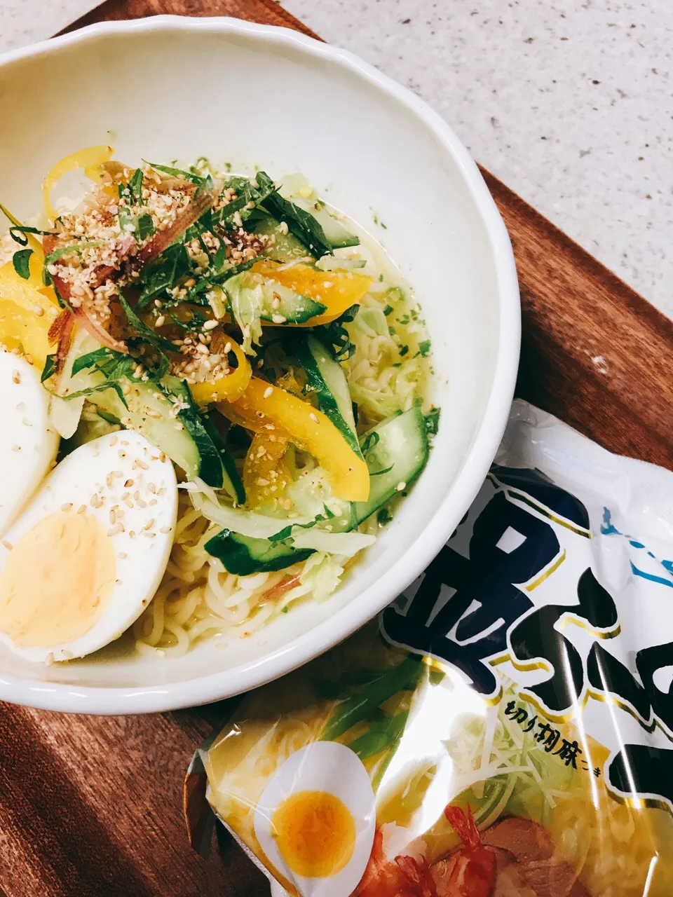 サッポロ一番 塩ラーメン
夏の冷たいバージョン作ってみました。
サッパリと夏野菜を添えて。
スープにミョウガと紫蘇が合います❤️|けんグランマさん