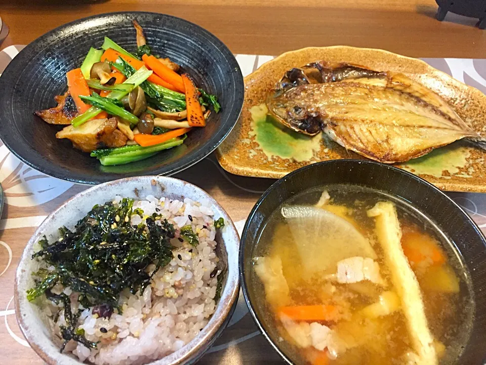 晩御飯
アジの開き、はんぺんとしめじと人参と小松菜の炒め物、豚汁、十穀米、韓国海苔フレーク、すいか|かよちゃんさん