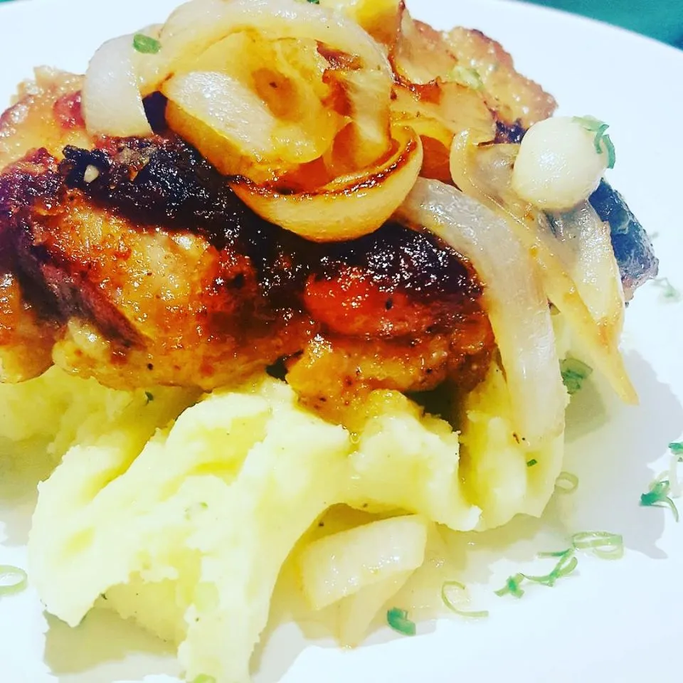 #Chefemanuel  #Homecooking  
Delicious Honey & Garlic Pan Seared Chicken Thigh with Butter Chives Mash Potato  topped with Onions & Fresh garlic cooked in Advoc|Emanuel Hayashiさん