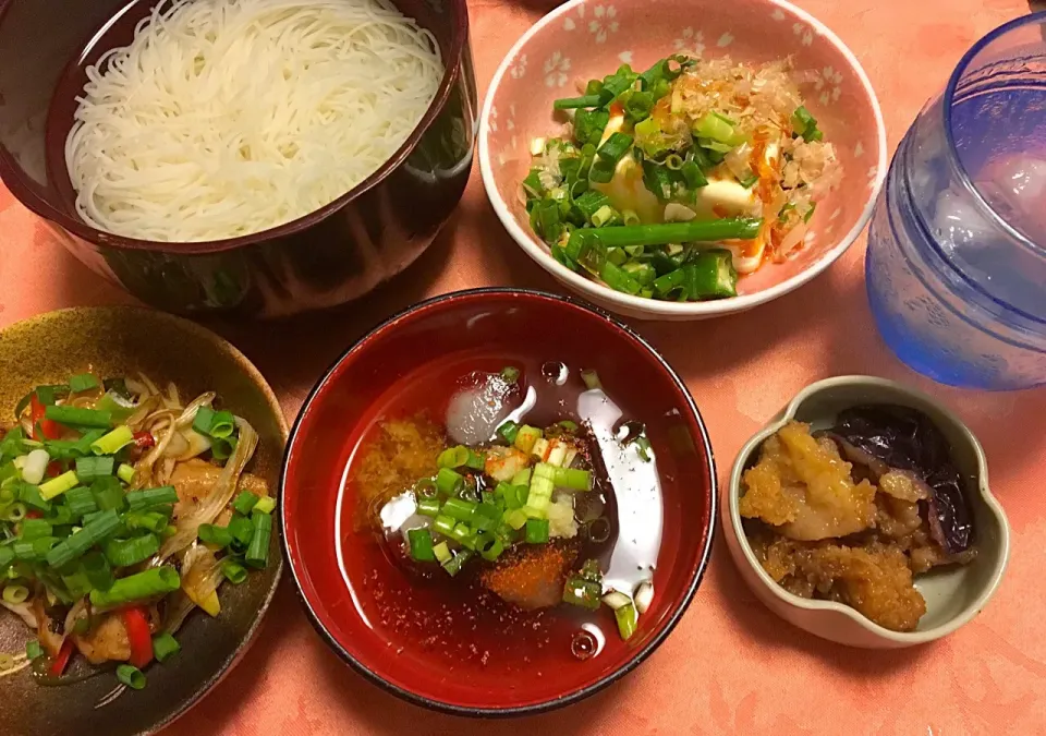 そうめん 豚バラ肉とピーマンねぎ唐辛子🌶炒め 揚げナスおろしポン酢和え 冷奴オクラ添え|Junko Tominagaさん