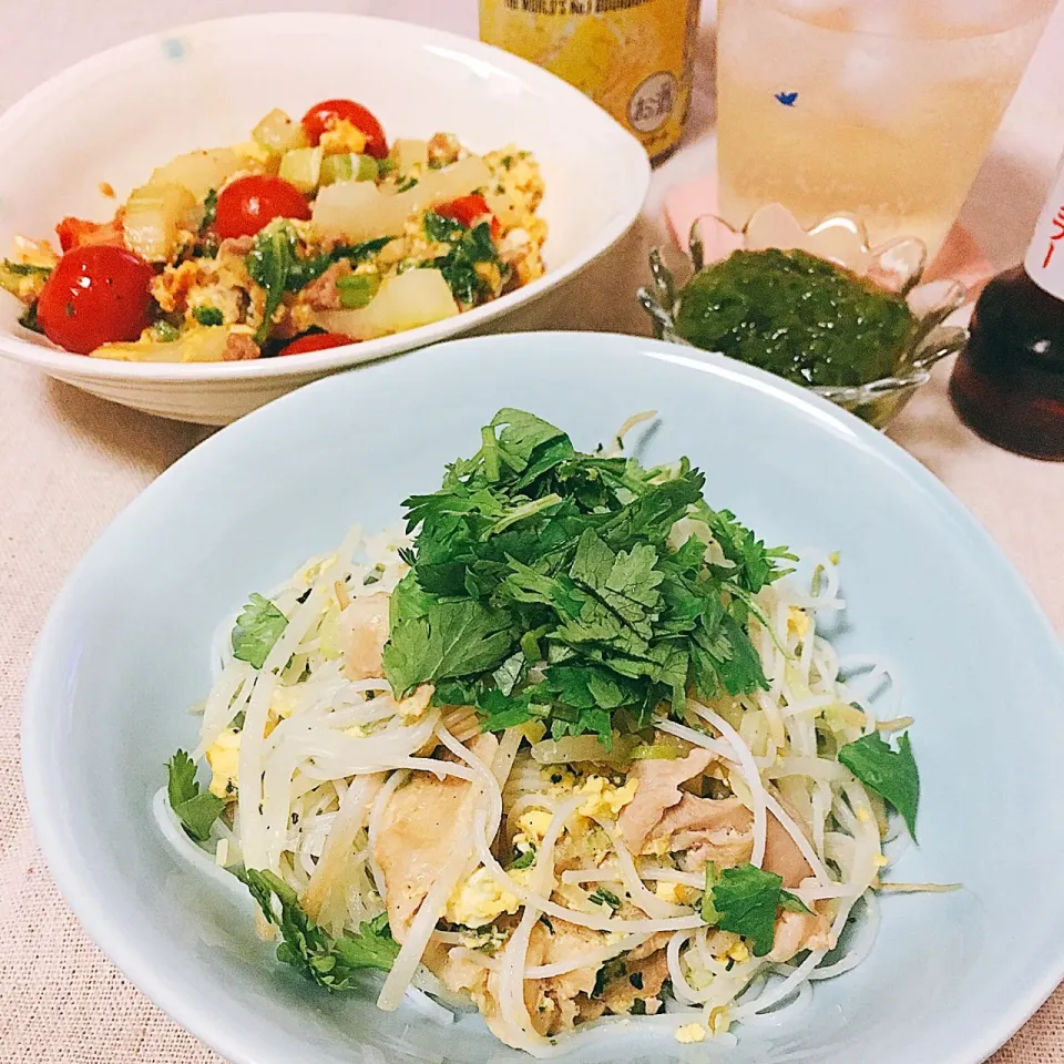 タイビーフンとセロりとトマトの卵とじ #晩酌 #タイ料理 #タイヌードル #パクチー|momo31omomさん