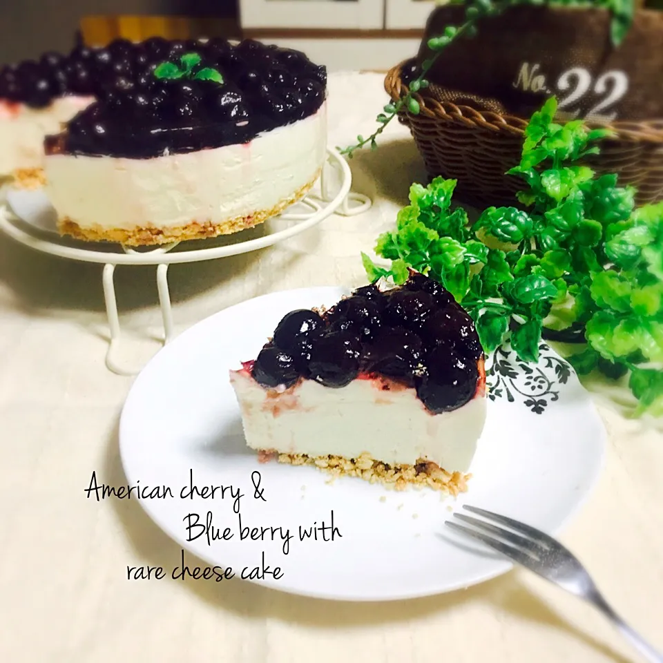 Snapdishの料理写真:Rizumuさんのをちょこっと真似て、、、アメリカンチェリーのレアチーズムースケーキ🍒|みーちゃん(*´∀`)♪さん