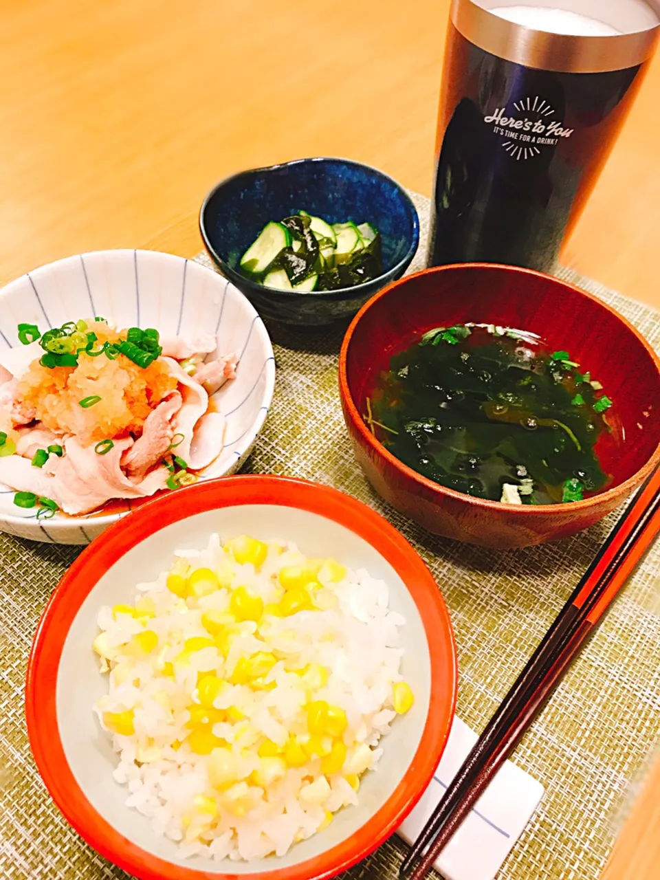 #とうもろこしご飯 #きゅうりの酢の物 #豚肉さっぱりおろしポン酢 #もずくとわかめのスープ #ビール|ともみさん