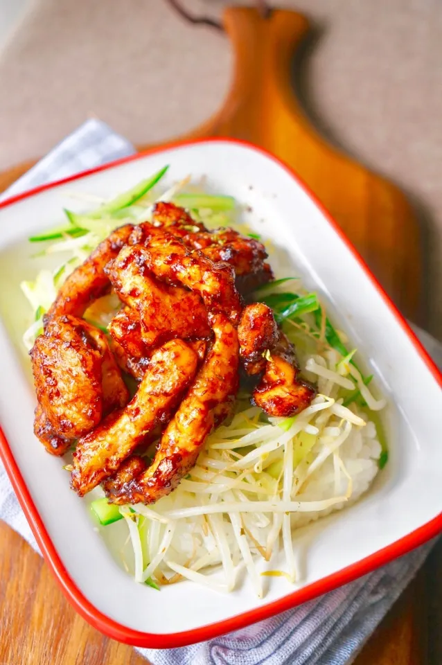 とりのむね肉で安ウマ！中華味噌丼|ひこまるさん