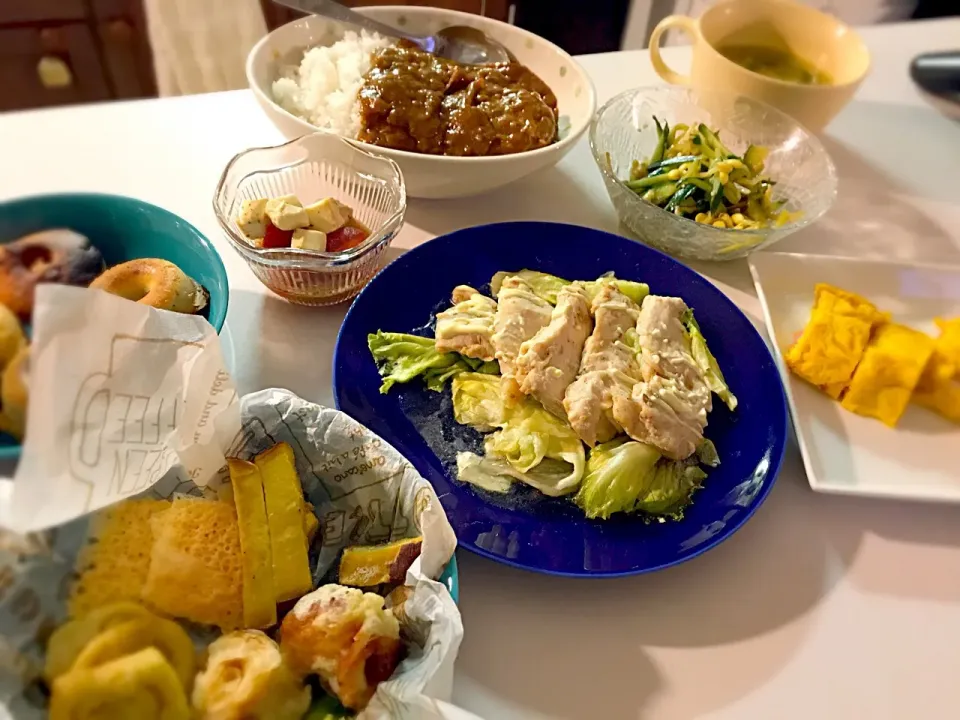 ハンバーグカレー＆ムネ肉サラダ
後はお昼の残り‼︎|じゅみさん