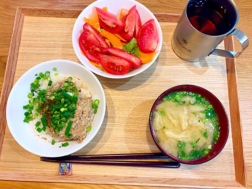 今日の朝飯！

#鯖煮丼 #トマトとニンジンのサラダ|茂木 和哉さん