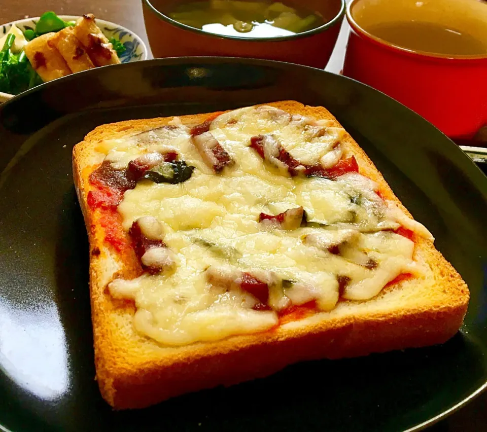 単身赴任の朝ごはん(*Ü*)ﾉ"☀
スモーク牛タンとバジルのカレートマトソースピザトースト🍕🍞
ちくわのごま油炒め
茹でブロッコリー
セリ汁|ぽんたさん