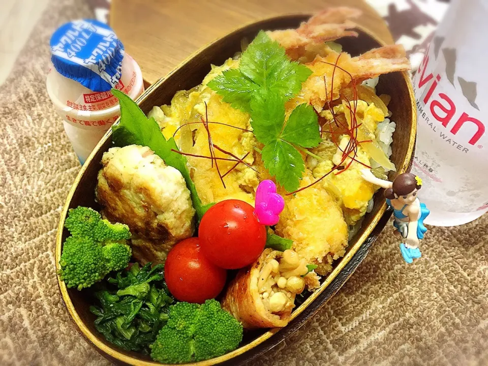 鎌倉丼(エビフライ🍤の卵とじ丼)&里芋と紅生姜のお焼き&エノキのベーコン巻き🥓&春菊の辛子和え&ブロッコリー&プチトマト🍅のダーリンお弁当♪

#弁当 #フチ子 #鎌倉丼|桃実さん