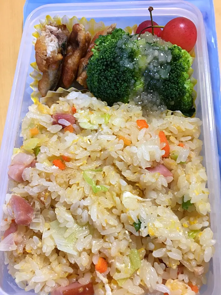 チャーハン 鯖の唐揚げ ブロッコリー さくらんぼ弁当。|Kumiko Kimuraさん