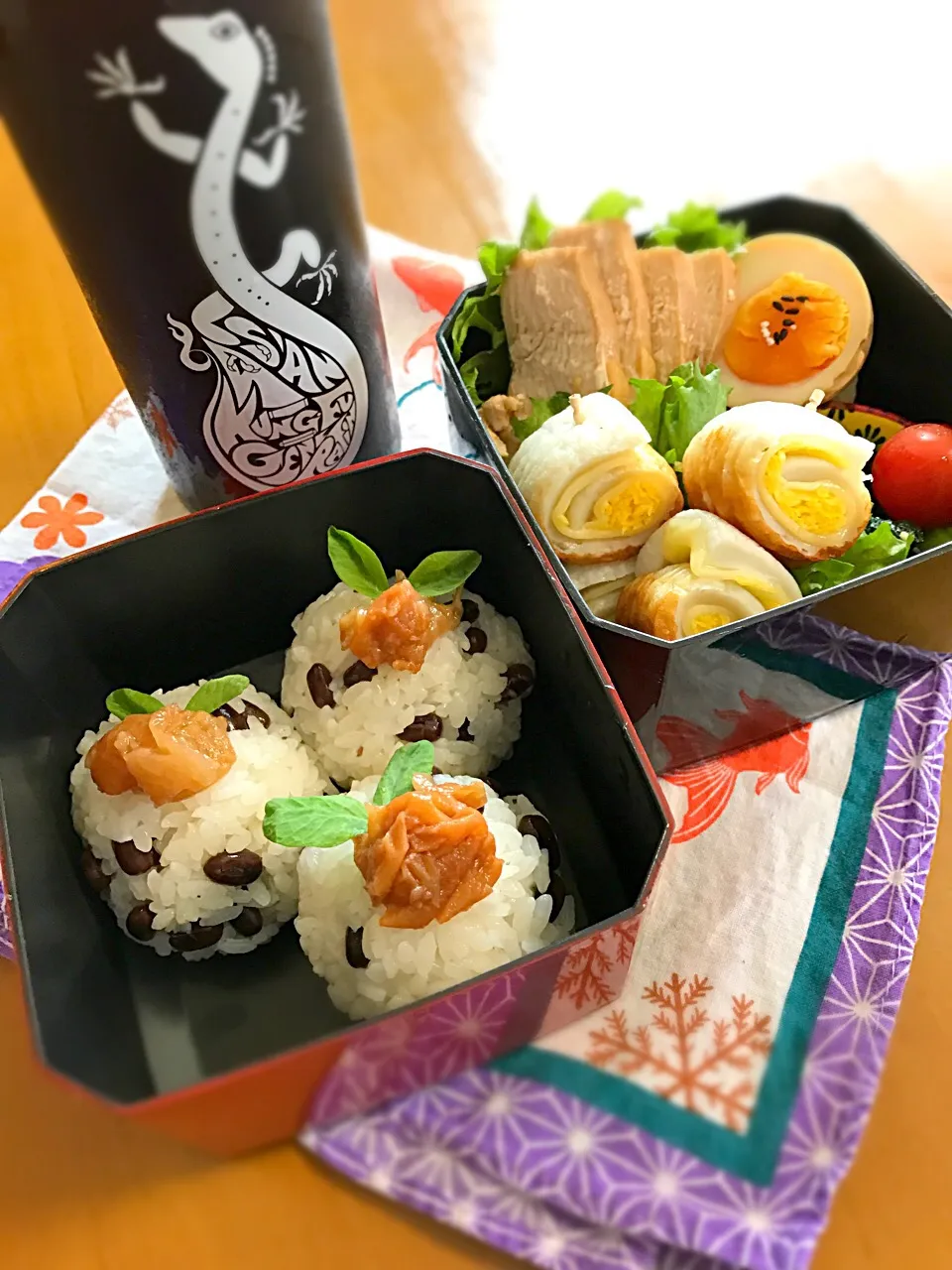 ワタクシ弁当🎶
小豆おにぎり
しっとり鳥チャーシュー
煮卵
小松菜の胡麻和え
チーちく(錦糸卵巻き)
小豆茶|BooBooさん