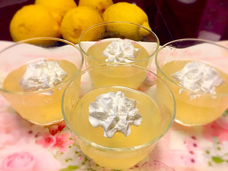 はちみつレモンゼリー🍋

伊豆のご実家のお庭で取れたというレモンを大量にいただきました。いびつな形だけど新鮮さ半端ない！

ハチミツは玉川大学農学部独自の監修に基づいて作られた、アカシアや百花蜜を使用。ニュージーランドのハニーも混ぜて、暑い夏にピッタリな一品に！

#はちみつレモンゼリー #玉川大学蜂蜜|Yona Kiren Kohさん