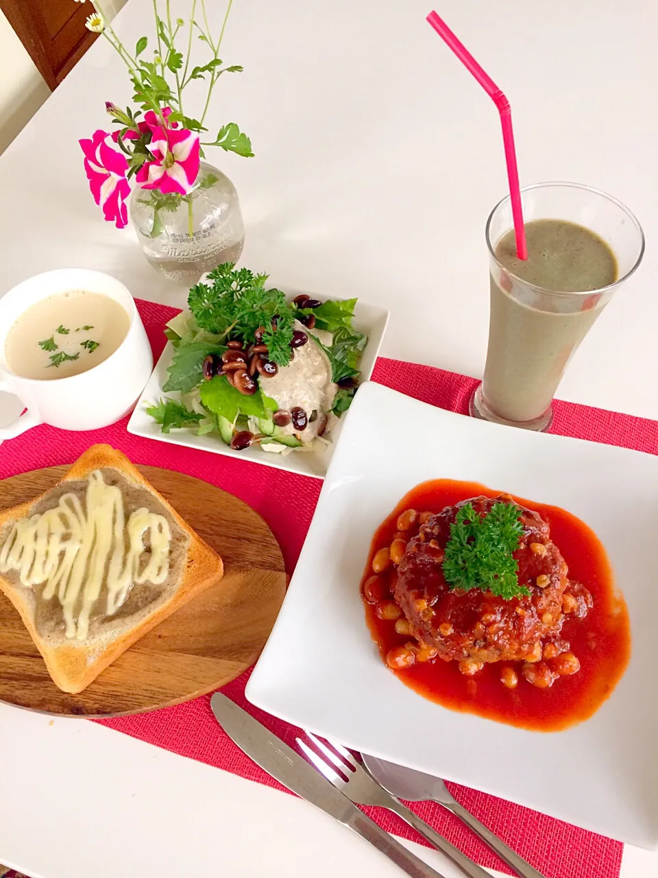 昨日の朝ごはんは勝負飯( ◠‿◠ )
豆尽くし料理👍😋😋
ハンバーグに刻み豆、ハンバーグの下にはマッシュポテト、つぶし豆、
ソースは、トマトジュース豆入り笑笑😋
グリーンサラダにフムス旨旨〜😋
トーストにはフムスとマヨネーズ😋👍
お豆ちゃんをミキサーにかけてポタージュスープ(￣▽￣)
もちろん甘酒スムージーにもお豆笑笑|はみちゃんさん