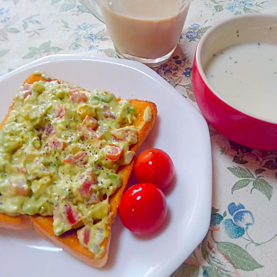 ワカモレ風乗せトースト🍞＆ビシソワーズ＆カフェオレ☕|うたかた。さん