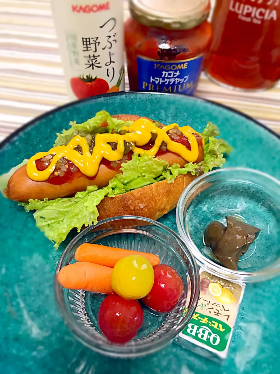 Snapdishの料理写真:塩バターパンのホットドッグ🌭、プチトマトと人参のピクルス🥕🍅、鶏レバーのウスターソース煮、ベビーチーズ、カゴメつぶより野菜。|長谷川裕子さん