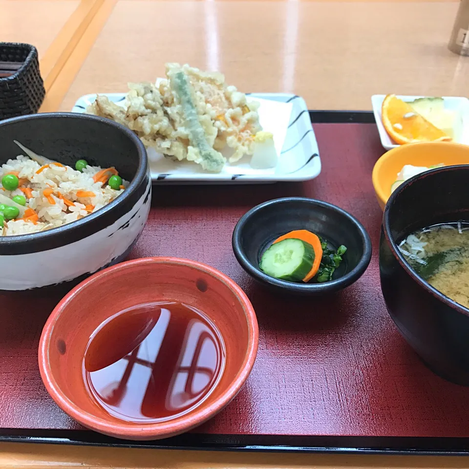 浅利と野菜炊き込みご飯/白身魚と舞茸天ぷら/冷奴/味噌汁|山内博之さん