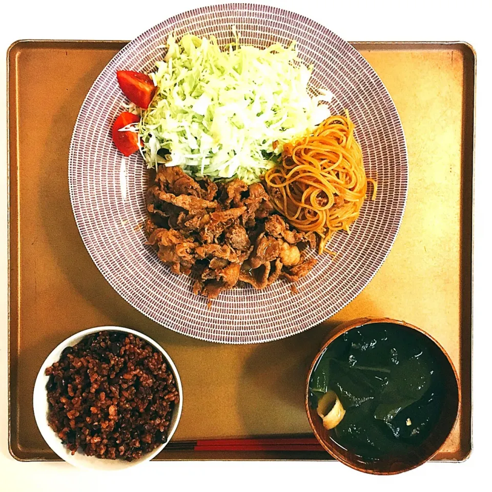 お昼ごはん。しょうが焼き。漬け込み汁で炒める副菜のパスタの方をメインにしたいくらい好き😋|yukko7740さん