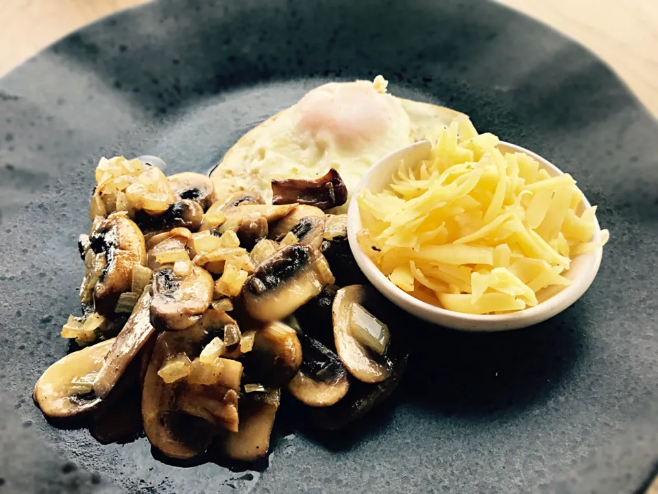 #friedegg #onion #mushroom #mozzarella #vegetarian|Sergio Lacuevaさん