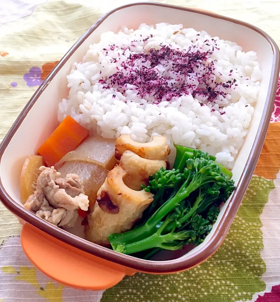 単身赴任の昼ごはん🔅🔆😁
🍱お弁当🍴
豚すじと大根の煮物
ちくわのごま油焼き
茎ブロッコリー 茹でて軽くソテー
麦ご飯
ワカメととろろ昆布のお汁|ぽんたさん