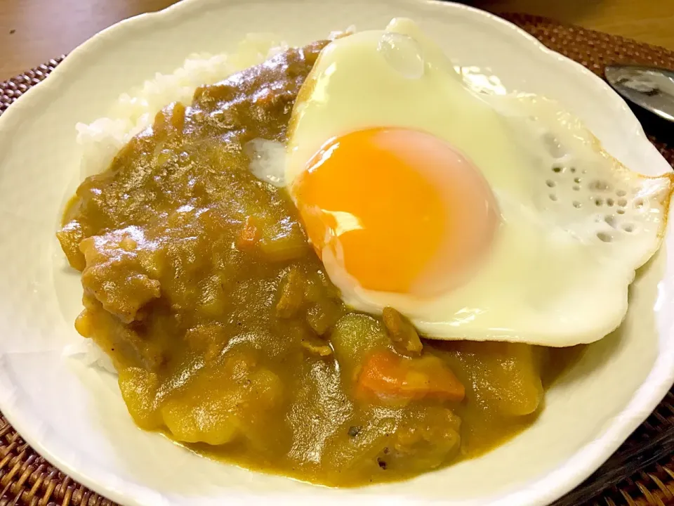 Snapdishの料理写真:ポークカレーに目玉焼き乗っけ|TonyYamadaさん