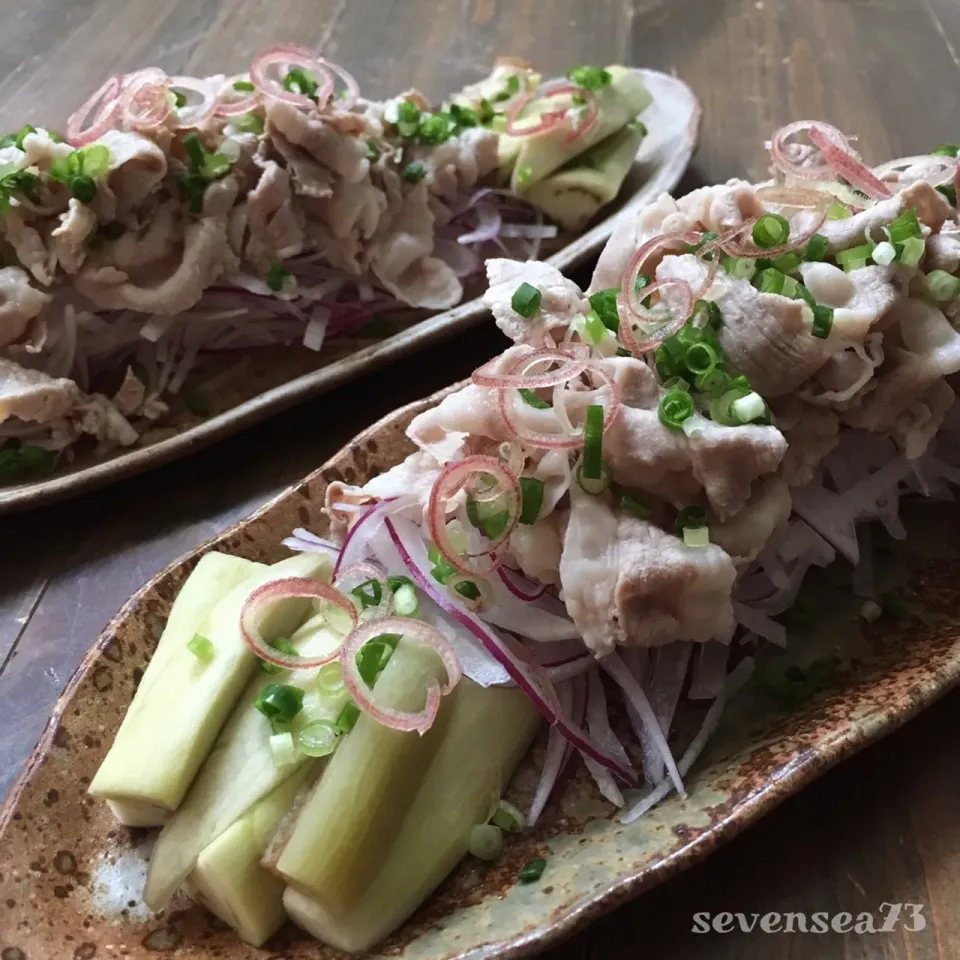 Snapdishの料理写真:蒸し茄子・赤たまねぎ&だいこん添え冷しゃぶʕ-̼͡-ʔ|七海さん