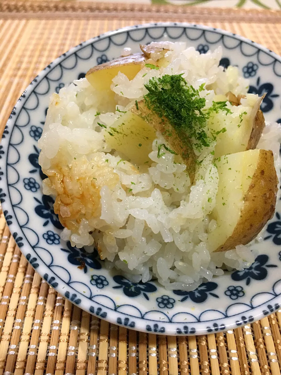 ヨッチャンの〜〜🥔
採れたて新じゃが皮ごとご飯🍚✨  
皮の香りがたまらない😍💕
おこげもできたよ👍|🌿ぴぴさん