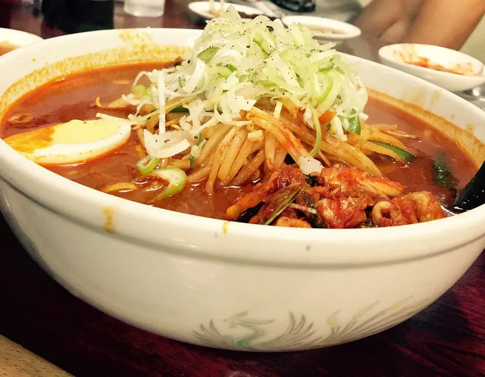 Snapdishの料理写真:7/6 2017年 二十二杯目🍜 太龍ラーメン 味噌／辛／大盛り  焼肉のシメだったので、勿論みんなでシェアしました😋
#太龍
#御殿場|BUBUさん