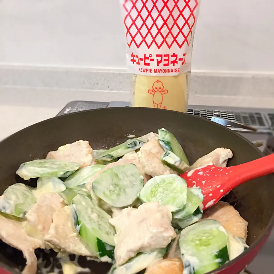 Snapdishの料理写真:漬け込みしっとり鶏むね肉ときゅうりのマヨソテー🥗|ヨッチャンさん