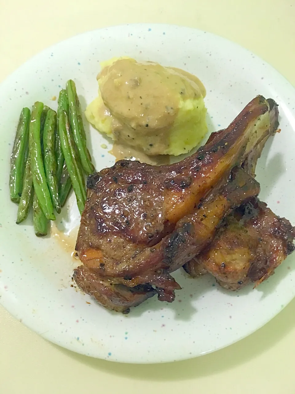 Lamb cutlets with mashed potatoes and green beans|Piqa Sangtaeさん